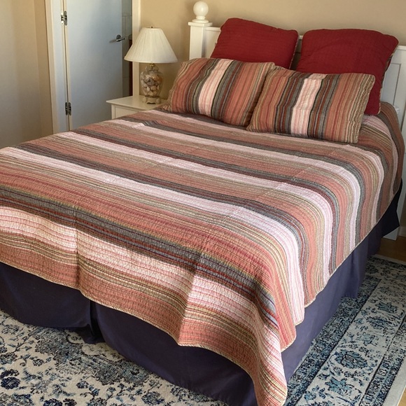 Queen bedding set - Picture 2 of 6